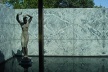 Fig. 7. Mies van der Rohe, Pavilhão Alemão. A escultura de Kolbe vista desde o interior do pavilhão