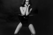 Christine Keeler sentada em cadeira Ant Chair, de Arne Jacobsen, 1963