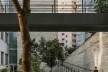 Centro Universitário Maria Antônia, passarela e rampas interligando espaço público inferior e superior, São Paulo SP. Arquitetos Cristiane Muniz, Fábio Valentim, Fernanda Barbara e Fernando Viégas / Una Arquitetos