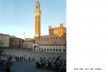 Piazza del Campo, Siena, Itália. Fim de tarde, turistas passeiam...