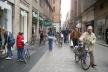 Piacentinos utilizando bicicletas no centro de Piacenza