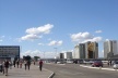 Passeio entre o CONIC e o Conjunto Nacional. Repare na presença constante da linha do horizonte e em sua relação com a horizontalidade da marquise do pavilhão superior da Plataforma