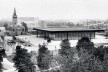 A recém inaugurada Neue Nationalgalerie Berlin com uma obra de Alexander Calder na área próxima ao Jardim de Esculturas