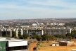 Vista para oeste, tendo ao fundo os tanques do Setor de Inflamáveis do Setor de Indústria e Abastecimento (SIA). Plano Piloto de Brasília