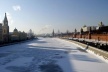 O rio Moscou, congelado no inverno, com o muro do Kremlin à direita