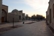 Vista do alinhamento sul da Praça Lyabi-Hauz, em Bukhara. O uso dos materiais enfatiza discretamente os acessos às edificações. Cria ainda uma dupla faixa de mobiliário urbano - ao longo das fachadas e do corredor de circulação