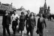 01. Fábio Penteado, Pedro Paulo de Melo Saraiva, Joana (tradutora do grupo em Moscou), Jon Maitrejean, Paulo Mendes da Rocha e Alfredo Paesani, Praça Vermelha, Moscou, 1962 Acervo Paulo Mendes da Rocha 02. Pedro Paulo de Melo Saraiva, Fábio Penteado e Pau