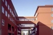 Novo pólo da Univesità degli Studi. Ponte de ligação entre 2 blocos do Departamento Humanas (restauro de uma ponte que ligava 2 edifícios industriais da Pirelli). Bicocca, Milão. Arquiteto Vittorio Gregotti.