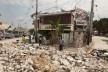 Porto Príncipe, Haiti, 2010. A população tenta retomar a vida com os escombros compondo a paisagem da cidade