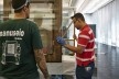 Cavaletes de vidro reconstruídos, montagem da exposição. Metro Arquitetos Associados