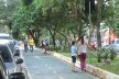Pessoas passeando com cachorro e conversando na ciclovia ao longo da avenida Bernardo Monteiro