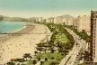 Postal colorizado com vista da praia do Boqueirão, local de implantação dos edifícios Verde mar, de Artacho Jurado, e Indaiá, de Hélio Duarte e Ernest Mange