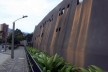 Museo Casa de la Mamória, vista lateral do museu e suas aberturas, Medellín, Colômbia. Arquiteto Juan David Botero