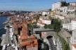 Porto, Ribeira e do Barredo, vistos do Ascensor da Ribeira, onde se concentram usos turísticos atraídos pelo rio Douro, com seus usos portuários; no denso tecido urbano do Barredo concentram-se moradias