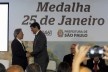 Paulo Mendes da Rocha recebe cumprimento de Fernando Haddad, prefeito de São Paulo