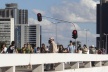 Multidão no passeio entre o Conjunto Nacional e o CONIC. O parapeito projetado prevê a instalação de iluminação, o que além de suprimir os postes, acentuaria o caráter feérico da Plataforma na paisagem noturna