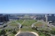 Vista do Eixo Monumental a partir da Torre de TV: a Plataforma Rodoviária em seu lugar definitivo, no cerne no Plano Piloto e a cidade consolidada ao seu redor