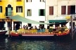 Barca de comércio de frutas e legumes no canal de San Barnaba, Veneza