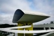 Vista lateral do Museu Oscar Niemeyer mostrando a porta de saída