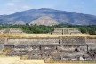 Teotihuacán, vestígios arqueológicos e pequena pirâmide do Templo de Quetzalcoatl (serpente emplumada), México