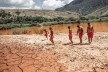 Índios krenak ao lado do Rio Doce, ou Watu, o rio sagrado da etnia