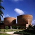 Sinagoga Cymbalista, Tel Aviv, Israel, 1997. Mario Botta. Os rolos da Torah como fonte de inspiração.