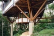Casa na Praia de São Pedro, Guarujá, 1997. Arquitetura com madeira certificada, arquiteto Marcos Acayaba.