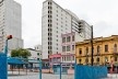 Conjunto de prédios na região central de São Paulo. Da esquerda para a direita, um Hotel, um imóvel privado, um imóvel notificado e um edifício privado com características de tombamento. À frente, um estacionamento, também enquadrado no tema deste artigo