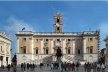 Com a fachada batida pelo sol, o edifício de Michelângelo na praça do Capitólio em Roma; na sombra, concluindo a obra de arte urbana, a reprodução espelhada de autoria de Della Porta