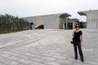 Gabriela Celani em frente ao Long Museum, no West Bank