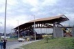 Ponte coberta para pedestres, 45 m. Bogotá, Colômbia. Estrutura de caña guadua e bambu. Arquiteto Simón Vélez