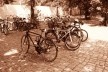 Bicicletas estacionadas em praça próxima ao Museu Judaico. Berlim, Alemanha, julho 2010