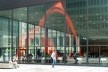 Na vidraça do Chicago Federal Center, de Mies van der Rohe, se vê espelhada a escultura Flamingo de Alexander Calder