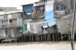 Casas em palafitas no Delta do Mekong