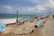 O Mirante para o mar: intervenção autônoma transforma o espigão de pedras de proteção do porto em pracinha para permitir contemplar a paisagem no Serviluz. A pedra avisa: “Praia limpa é saúde”