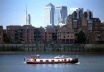 Greenwich Reach and new housing development on the Isle of Dogs. Ao fundo, a torre de Canary Wharf, arquiteto Cesar Pelli