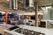 Cozinha com sala ao fundo