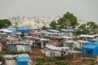 Porto Príncipe, Haiti, 2010. Os abrigos provisórios em primeiro plano se misturam com as outras construções da cidade