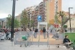 Barcelona. Esta zona de juegos en la remodelada plaza Lesseps está vallada y no facilita el descanso de los cuidadores