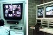 Sistemas eletrônicos de vigilância. À esquerda, Recreio Shopping, Rio de Janeiro. À direita, Penitenciária Dr. Serrano Neves, Presídio Bangu III, Rio de Janeiro