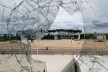 Vidro estilhaçado no Palácio do Planalto, com o Palácio da Justiça ao fundo
