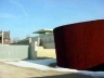 O pátio externo que abriga obra permanente de Richard Serra e que futuramente se interligará com o pátio do Forum for Contemporary Art em construção no terreno adjacente