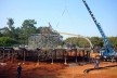 Fundação Darcy Ribeiro. Montagem da primeira viga de cobertura. Instituto Brasileiro de Tecnologia do Habitat, Arquiteto João Filgueiras Lima, Lelé. Brasília DF, Brasil, 2010