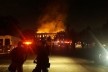 Bombeiros combatendo incêndio no Museu Nacional no Rio de Janeiro