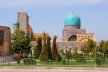 Jardins localizados a nordeste do Registan, em Samarkand. Ao fundo, a fachada lateral e a cúpula da madraça Tila-Kari