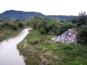 Deposição de lixo na margem do Arroio Cadena, na Vila Oliveira