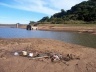 Vista parcial da Barragem do DNOS, 8m abaixo do nível normal, onde se observa o acúmulo de lixo no seu interior e a redução das potencialidades ambientais e paisagísticas