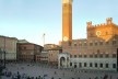 Piazza del Campo, Siena, Itália. Fim de tarde, turistas passeiam...
