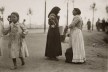 Encontro de mulheres, arredores do mercado dos caipiras, Parque D. Pedro II. Ao fundo, a rua 25 de Março, próximo da embocadura da rua General Carneiro, São Paulo, 1910