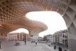 Metropol Parasol, cobertura sobre a Plaza de La Encarnación, Sevilha. J. Mayer H. Architects, 2004